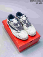 Pair of white and navy Nike SB Dunk Low sneakers with monogram-style side panels displayed on a red box; overlay text shows style code 2607ND1604A14 and sizes 36–45.