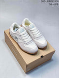 Pair of light-colored DESCENTE CHRON TEMPO Slim low-top sneakers on a branded box; image text shows model code 2604JLD292A20 and a size range.