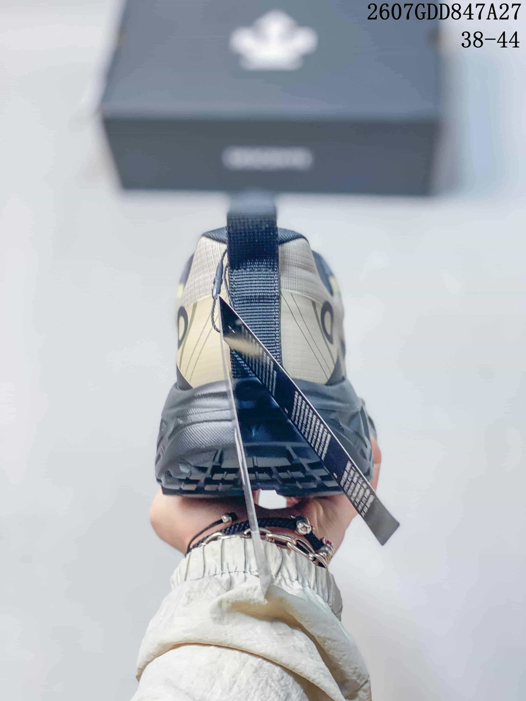 Rear view of the sneaker showing the heel pull tab, padded collar and textured outsole; overlay text shows 2607GDD847A27 and size range 38–44.
