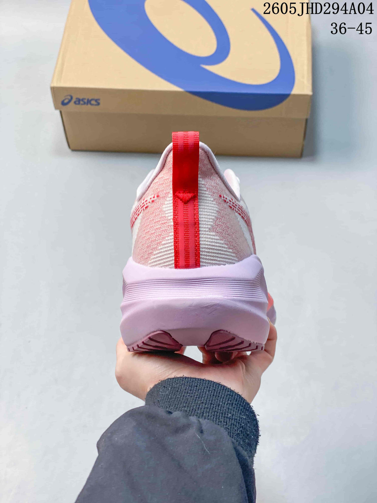Rear view of the ASICS NOVABLAST 5 LE shoe with a red heel pull tab.