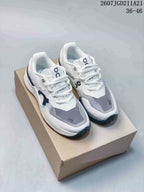 Pair of white, gray, and navy On THE ROGER Pro 2 sneakers displayed on a shoe box; model code and size range are visible above.
