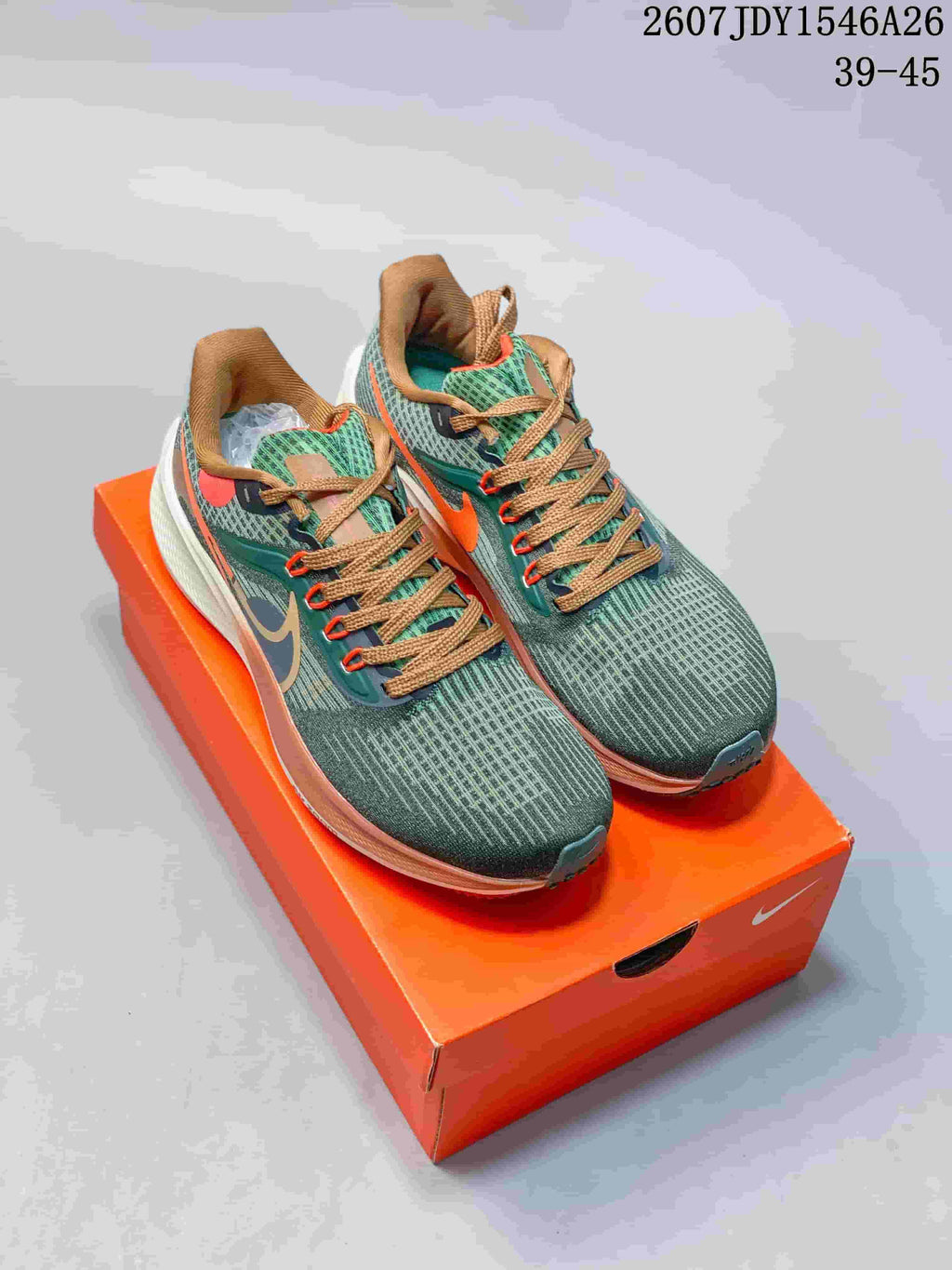 Pair of green and orange Nike Air Zoom Pegasus 39 sneakers displayed on an orange shoe box; image text shows 39–45.