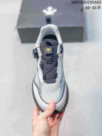 Top view of the sneaker showing the dark lacing area, side BOA dial, padded collar, and Descente branding; style code 2607GHD295A05 and size range 40–45 are overlaid.