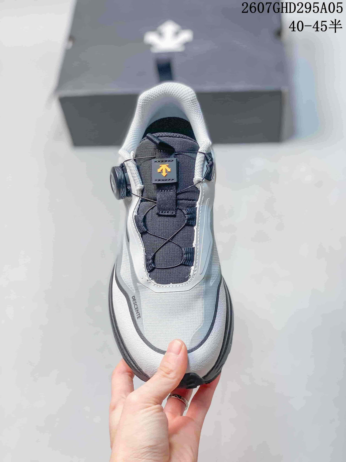 Top view of the sneaker showing the dark lacing area, side BOA dial, padded collar, and Descente branding; style code 2607GHD295A05 and size range 40–45 are overlaid.