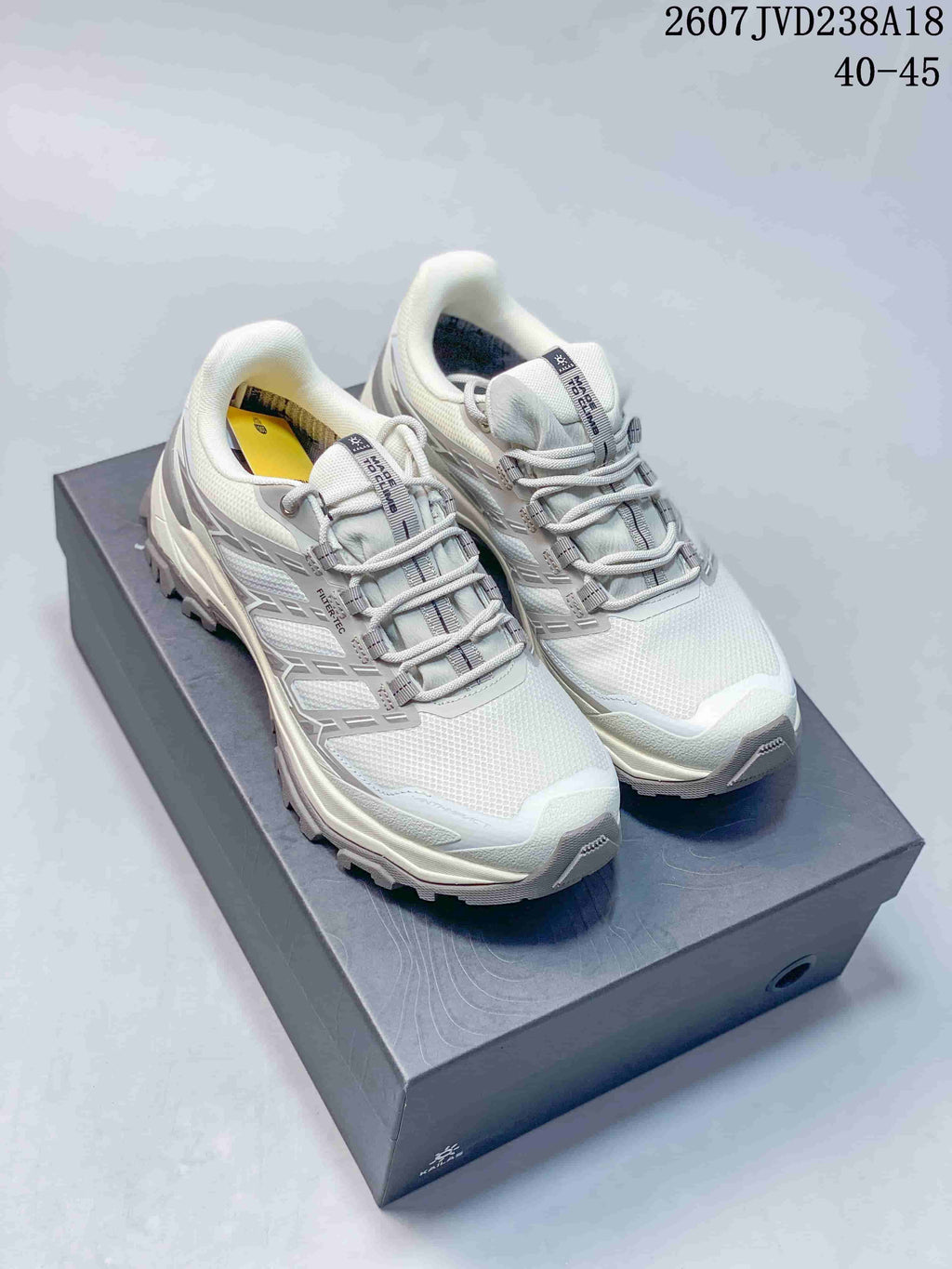 Pair of white and gray KAILAS low-top hiking shoes displayed on a shoebox, with the source size range 40–45 visible above.