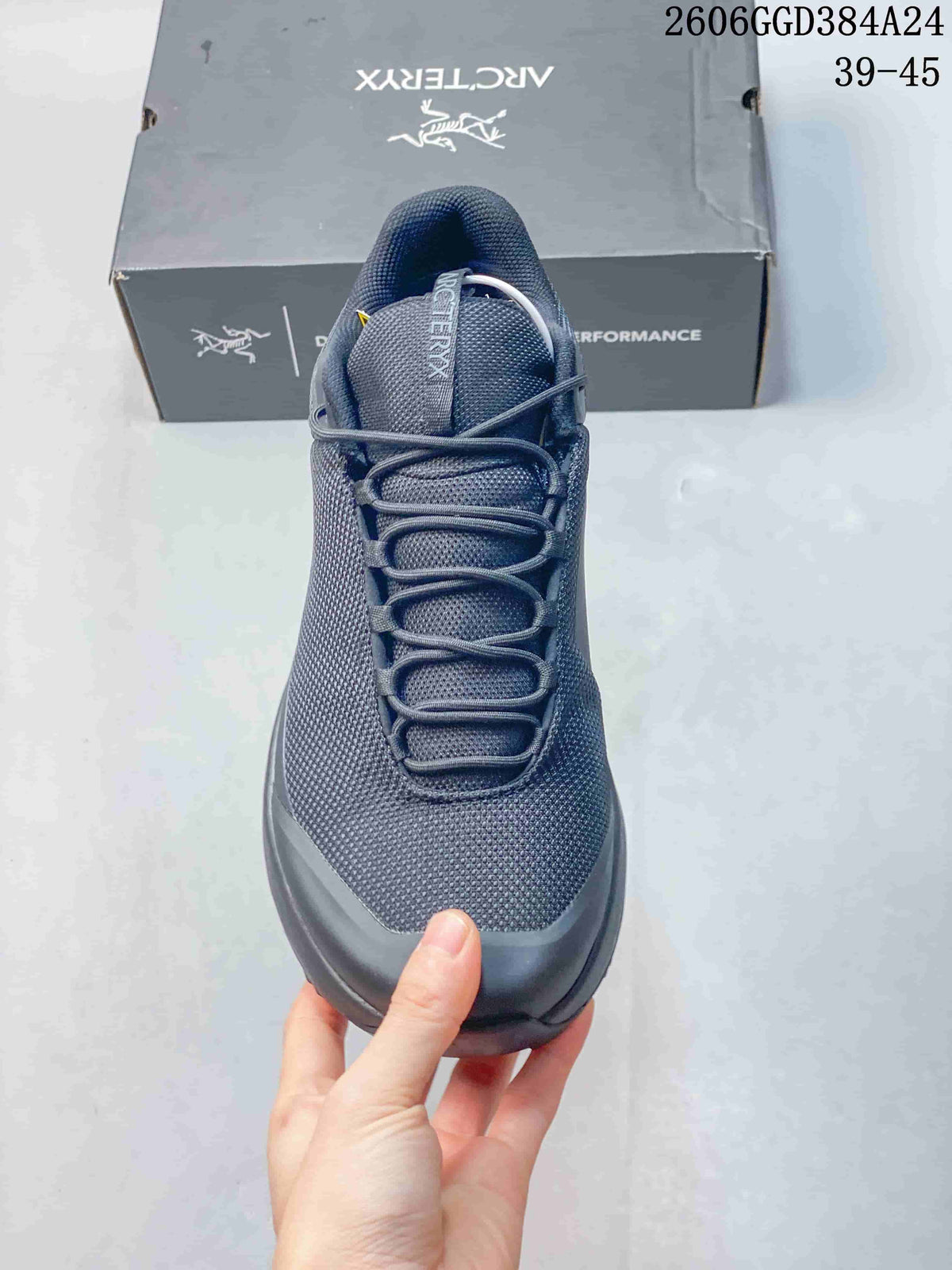 Top view of the shoe showing its lacing, tongue, and textured upper; image overlay shows sizes 39–45.