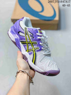 Angled side view showing the white upper, purple heel and yellow ASICS side detailing; image text shows style code 2607JYD1647A17 and size range 40–45.