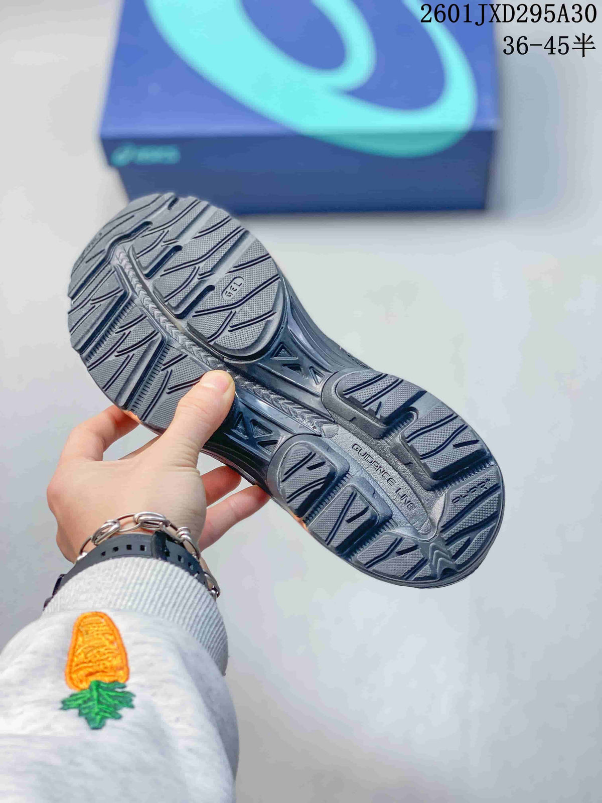 Close view of the patterned outsole on a charcoal ASICS GEL-KAHANA 8 shoe; image text gives a 36–45.5 size range.