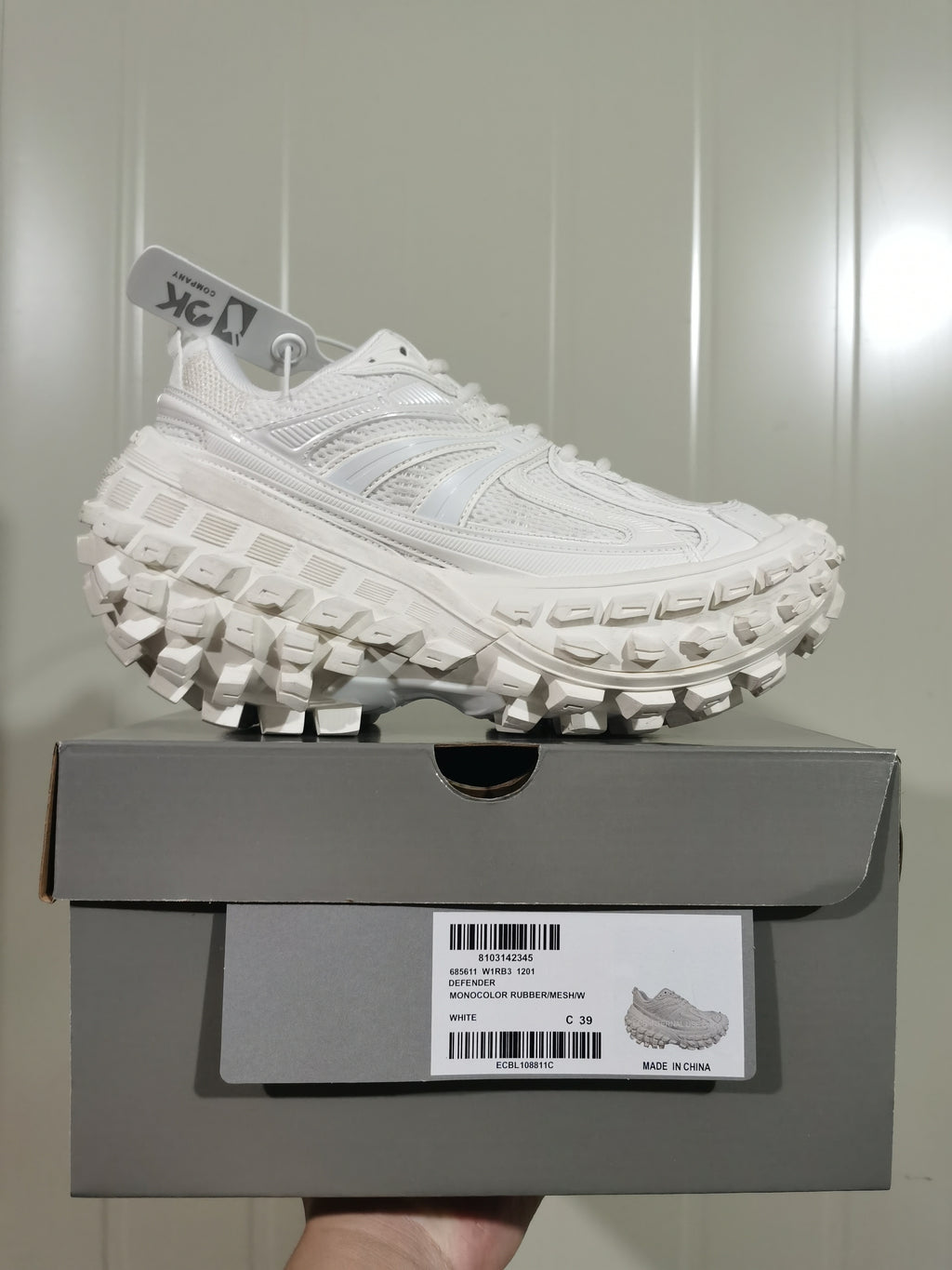 White Caterpillar Defender sneaker displayed on its box; the label shows Defender Monocolor Rubber/Mesh, white, and size C 39.