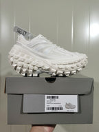White Caterpillar Defender sneaker displayed on its box; the label shows Defender Monocolor Rubber/Mesh, white, and size C 39.