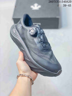 Angled close view of the dark sneaker showing the BOA dial, mesh-like side panel, padded collar and lugged outsole; image text shows style code 2607GYD1540A20 and size range 39–45.