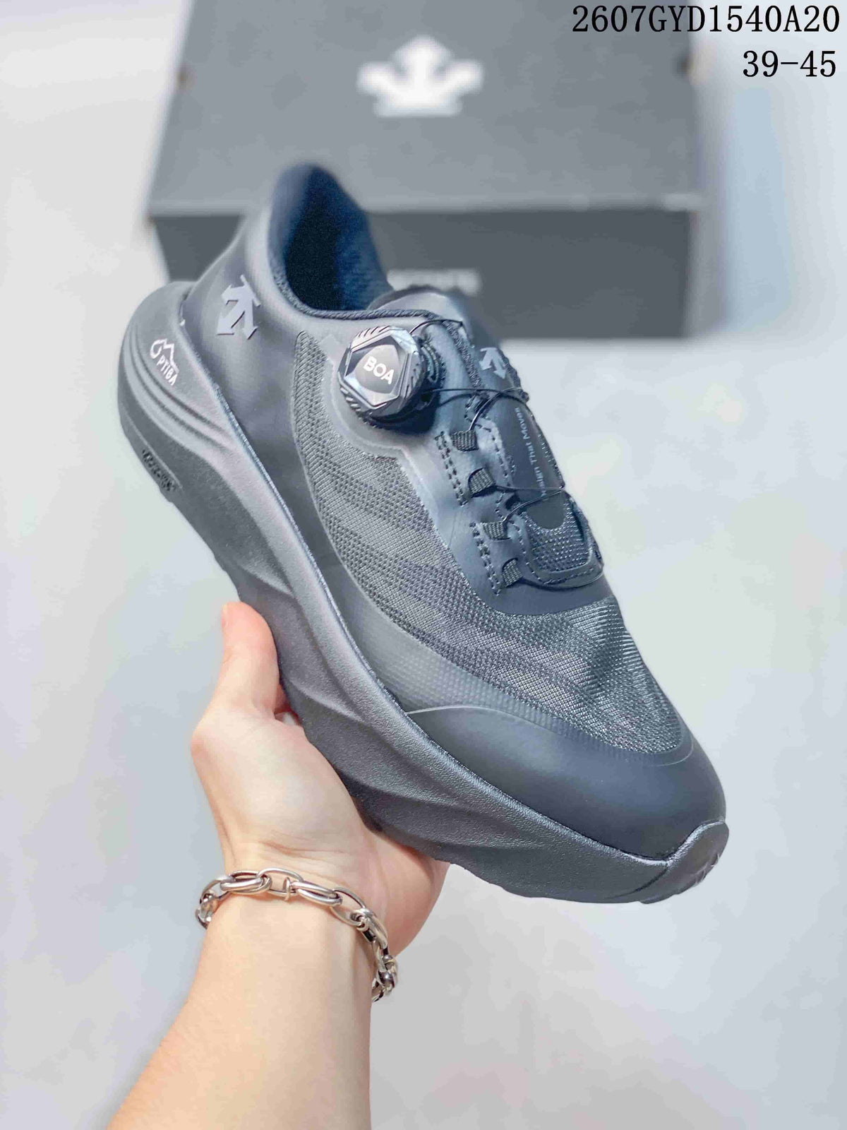 Angled close view of the dark sneaker showing the BOA dial, mesh-like side panel, padded collar and lugged outsole; image text shows style code 2607GYD1540A20 and size range 39–45.