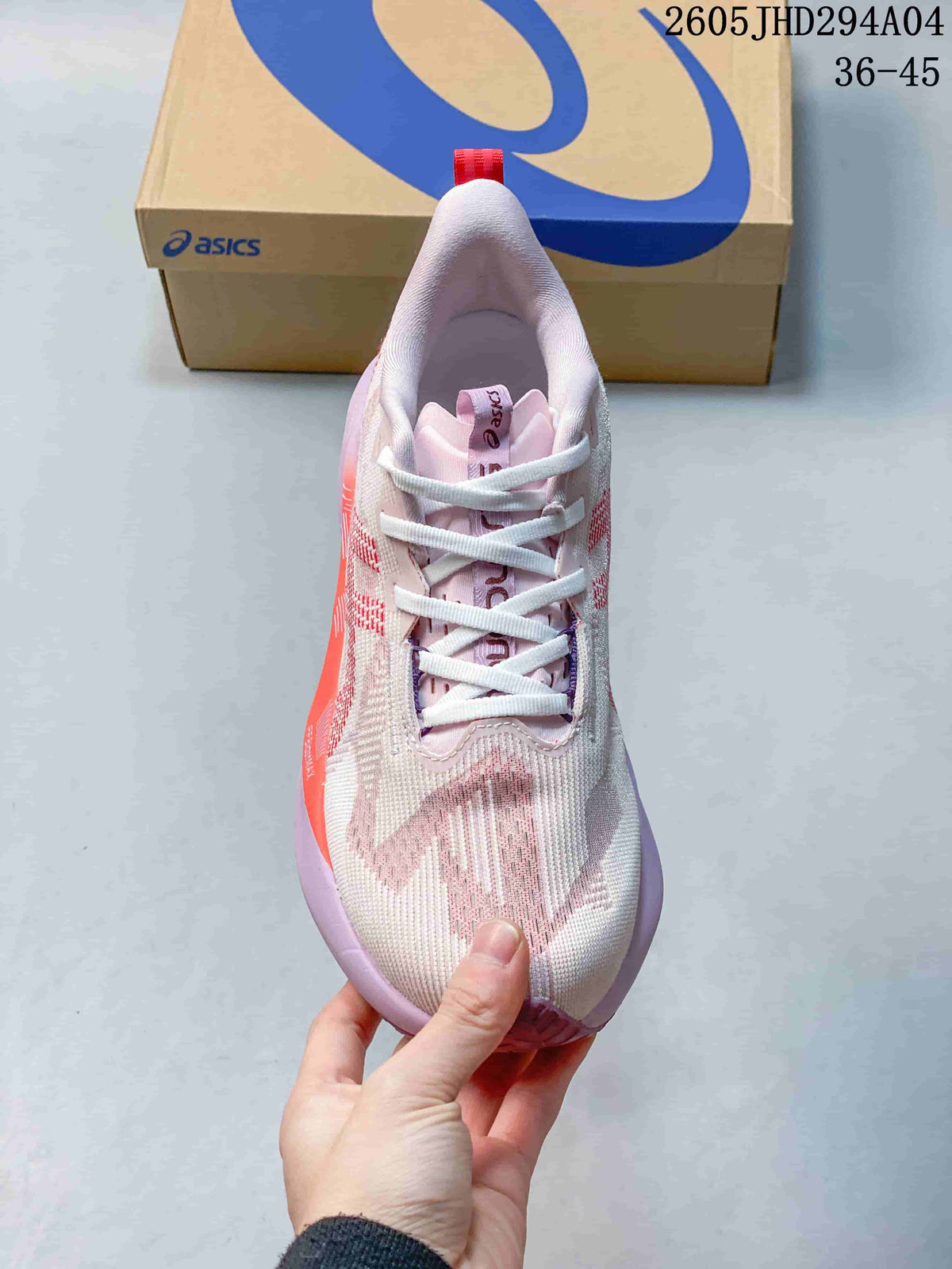 Top view of the lace-up ASICS NOVABLAST 5 LE shoe.