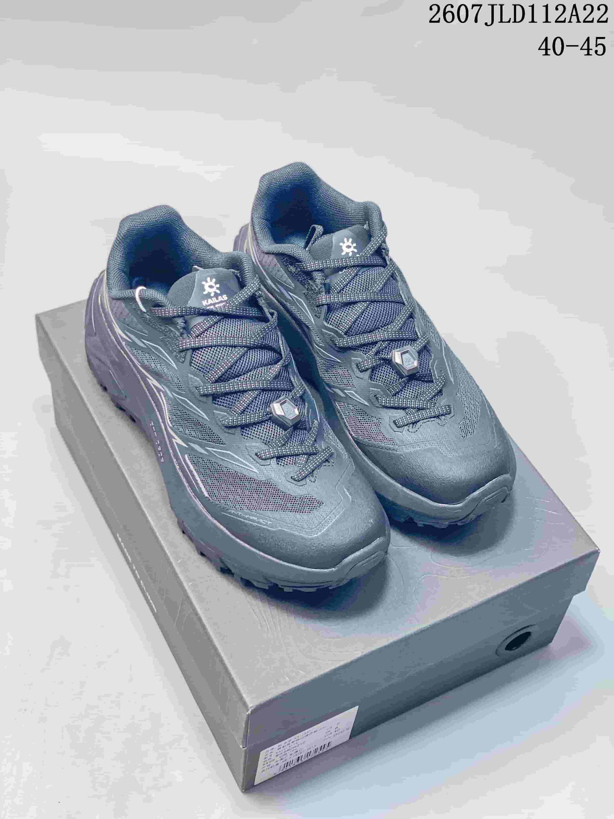 Pair of dark gray KAILAS C4 low-top trail shoes displayed on a shoebox; code 2607JLD112A22 and size range 40–45 are overlaid.