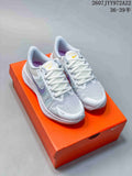 Pair of light gray Nike Air Zoom Winflo 8 shoes displayed on an orange shoebox; overlay text shows style code 2607JYY972A22 and size range 36–39.5.